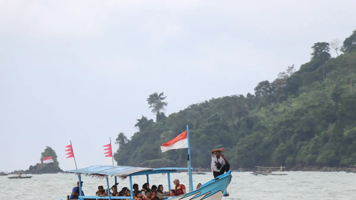 Pantai Gemah masih menjadi destinasi pilihan utama menghabiskan libur Lebaran 2026.(DHARAKA R. PERDANA/RADAR TULUNGAGUNG)