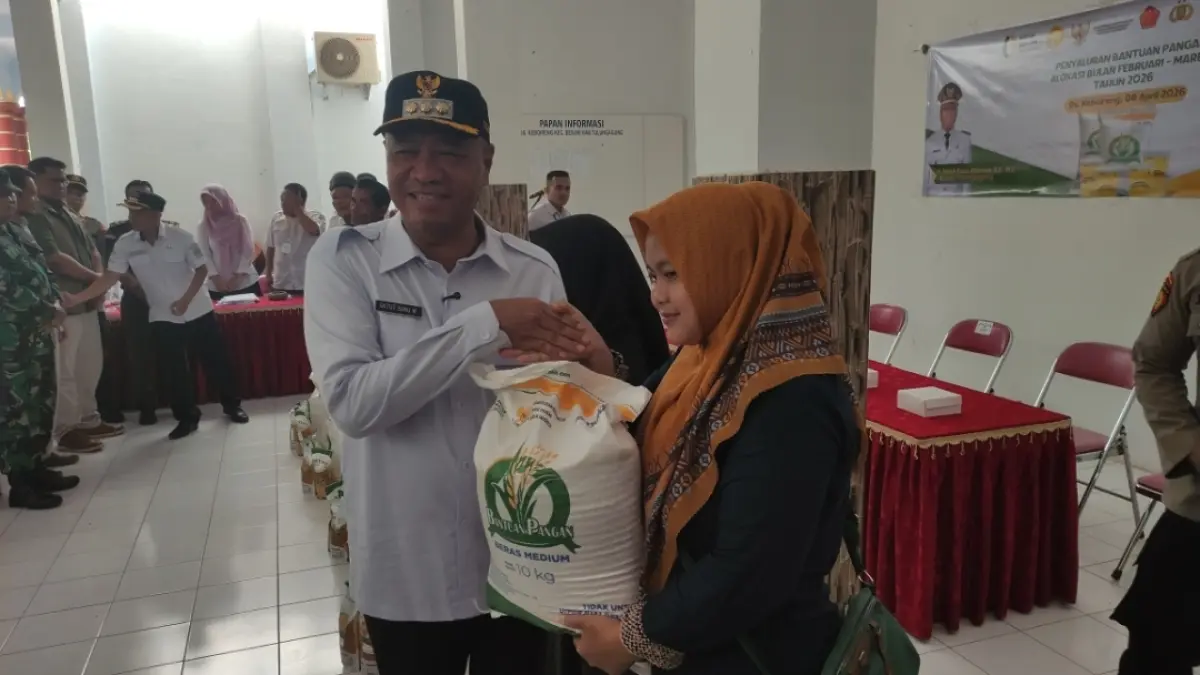 Bupati Tulungagung, Gatut Sunu Wibowo ketika memberikan bantuan pangan kepada warga 