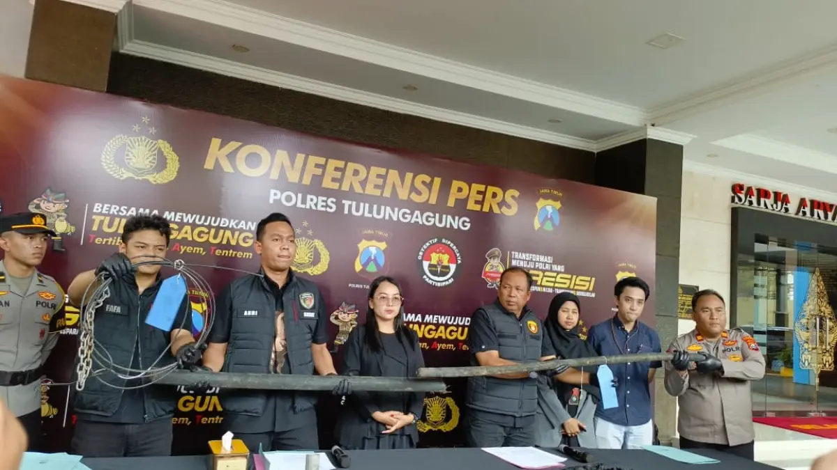 Polisi menunjukkan barang bukti kasus pencurian kabel tembaga primer milik PT Telkom, Selasa (8/4/2026).