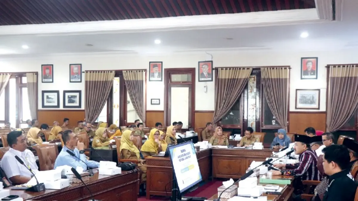 Suasana tegang audiensi dari relawan kesehatan bersama DPRD dan Pemkab Tulungagung demi akses kesehatan gratis bagi warga miskin.(SANDY YUWANA/RADAR TULUNGAGUNG)