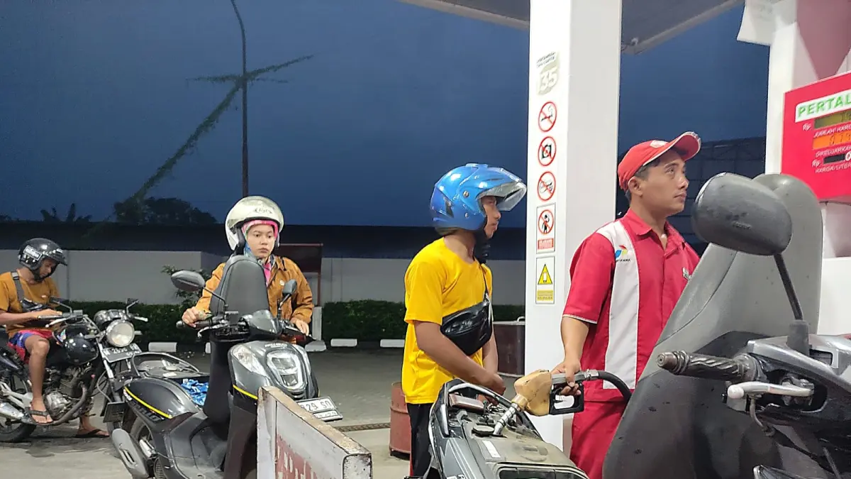 Warga Tulungagung saat mengisi BBM di SPBU di wilayah Kecamatan Tulungagung, Rabu (8/4/2026).