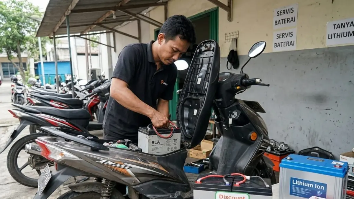 Biaya ganti baterai motor listrik ternyata tidak semahal itu. Simak pengalaman lengkap dan perbandingan dengan motor bensin.