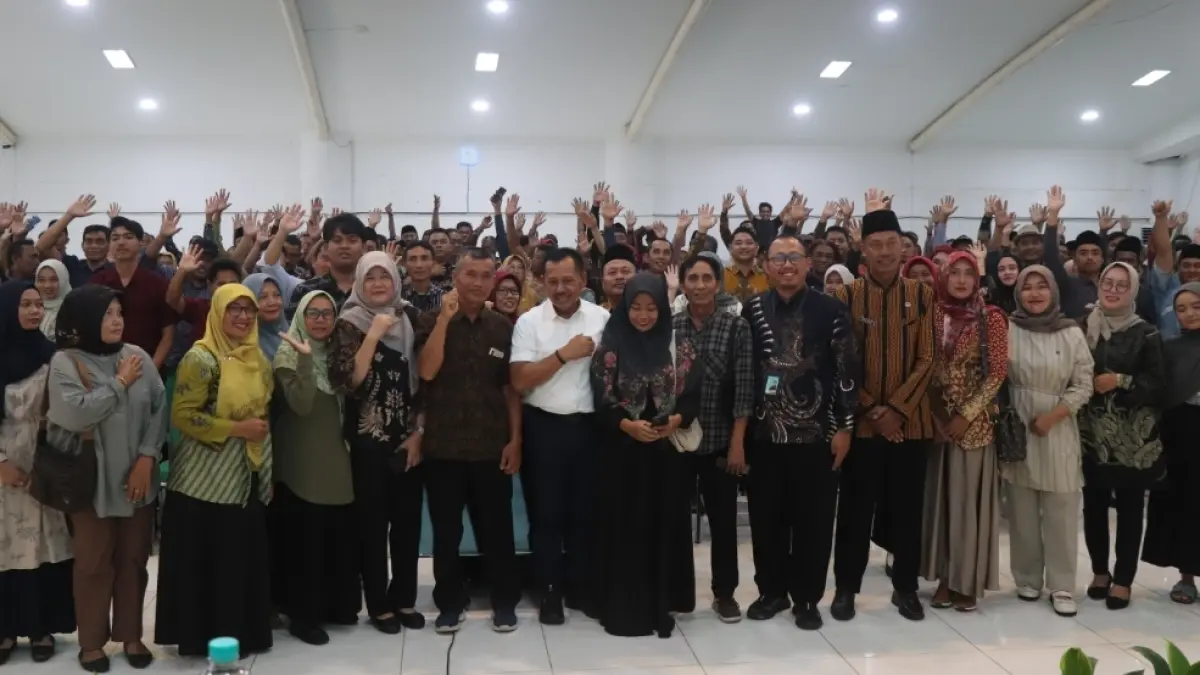 Heru Tjahjono berfoto bersama warga setelah melakukan sosialisasi 