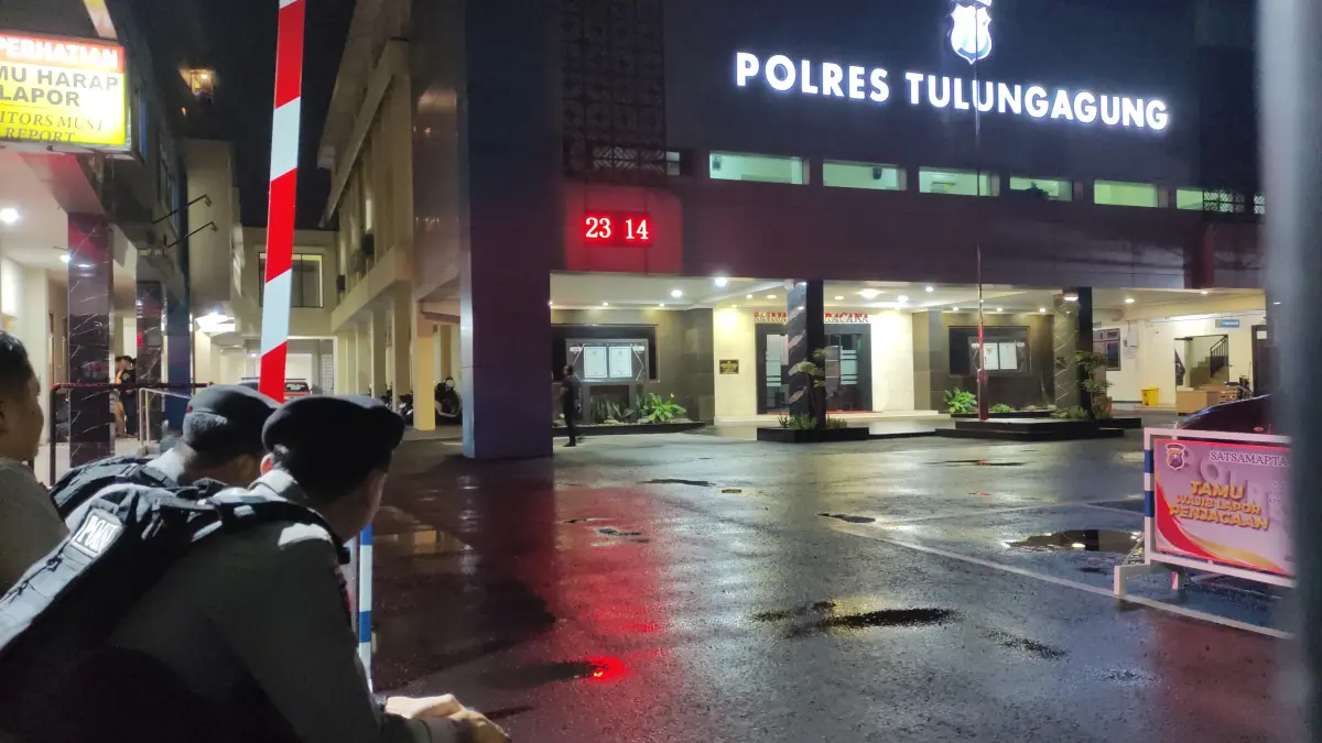 Personel kepolisian menjaga ketat Mapolres Tulungagung pada Jumat malam. (SANDY YUWANA/RADAR TULUNGAGUNG)
