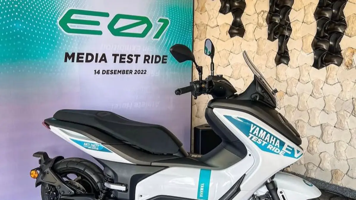 Cek review Yamaha E01, motor listrik yang punya kenyamanan setara NMAX. Performa gahar, fitur Y-Connect canggih, dan aman terjang hujan. Baca selengkapnya!