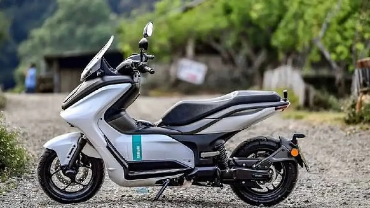 Cek review Yamaha E01, motor listrik yang punya kenyamanan setara NMAX. Performa gahar, fitur Y-Connect canggih, dan aman terjang hujan. Baca selengkapnya!
