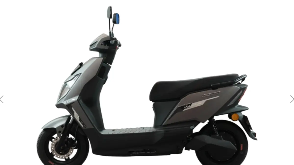 Review motor listrik United MX100: biaya cas cuma Rp3 ribu untuk 80 km, irit tapi waktu charging 7 jam jadi perhatian.