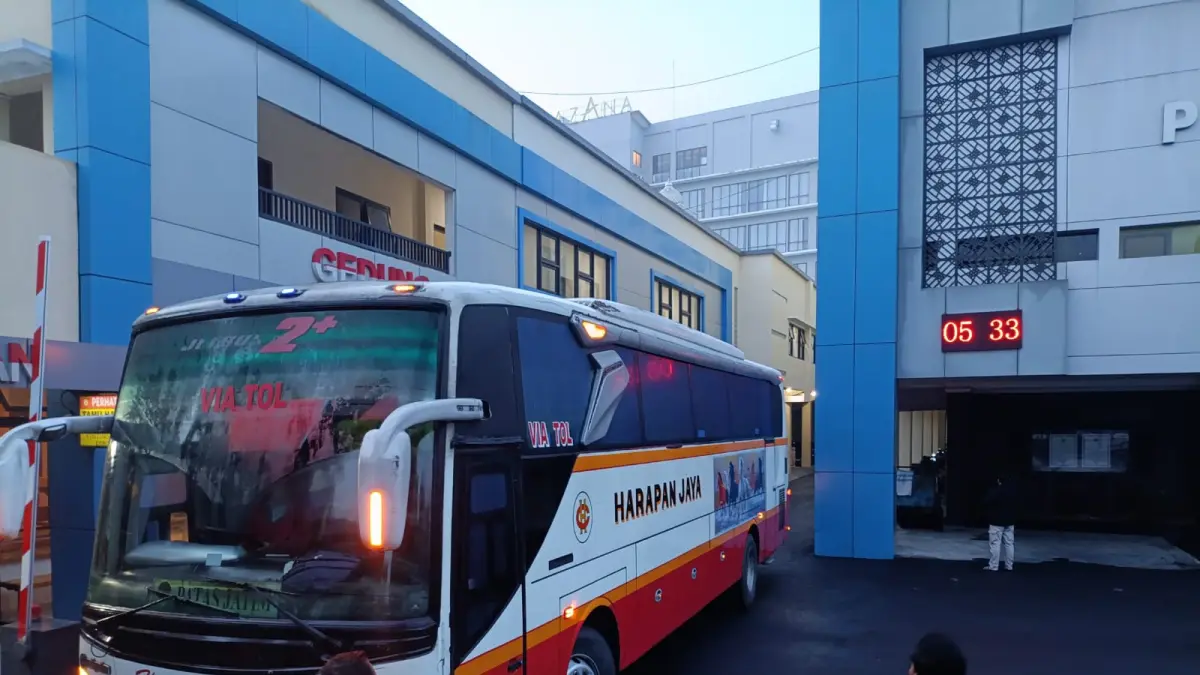 Rombongan bus yang mengangkut 15 pejabat di lingkup Pemkab Tulungagung yang diperiksa KPK hingga Sabtu (11/4) dini hari.