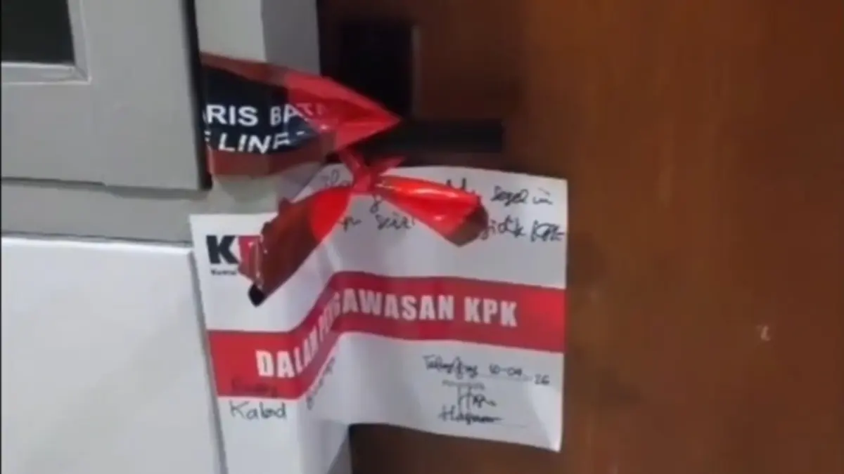 Salah satu ruangan di kantor Dinas PUPR Tulungagung yang disegel KPK pada Jumat malam. (TANGKAPAN LAYAR INSTAGRAM EKSISTULUNGAGUNG)