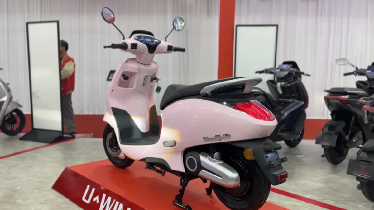 Uwinfly T85 harga Rp10 jutaan hadir di GIIAS 2025 dengan fitur NFC, cruise control, dan desain futuristik. Cocok untuk motor listrik harian