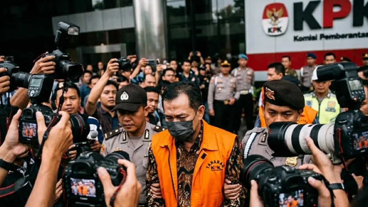 OTT KPK Tulungagung amankan Bupati Gatot Sundo Wibowo dan 16 orang, termasuk pejabat eselon dalam pemeriksaan tertutup.