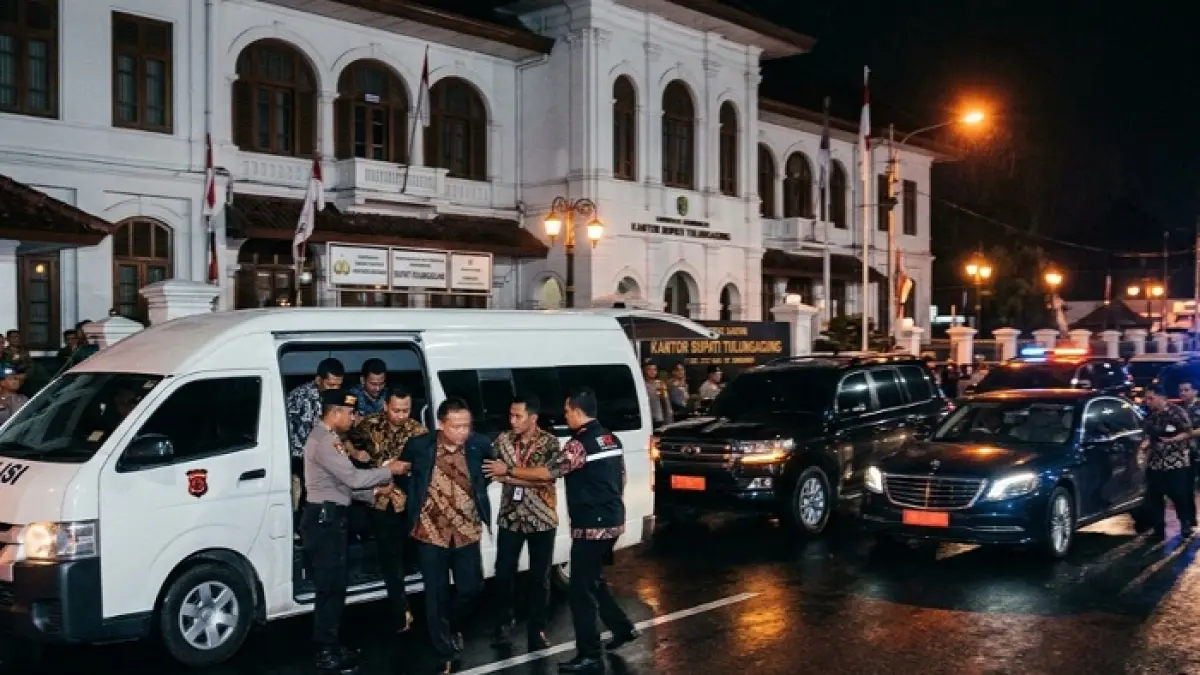 OTT KPK Tulungagung bawa 13 orang ke Jakarta, termasuk Bupati Gatut Sunu Wibowo, uang ratusan juta turut disita.
