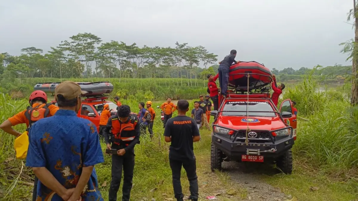 Proses pencarian PC, warga Desa Tapan, Kecamatan Kedungwaru, Tulungagung, yang diduga terseret arus sungai, Jumat (10/4/2026).(RAHIIQ AL BACHRI/RADAR TULUNGAGUNG)