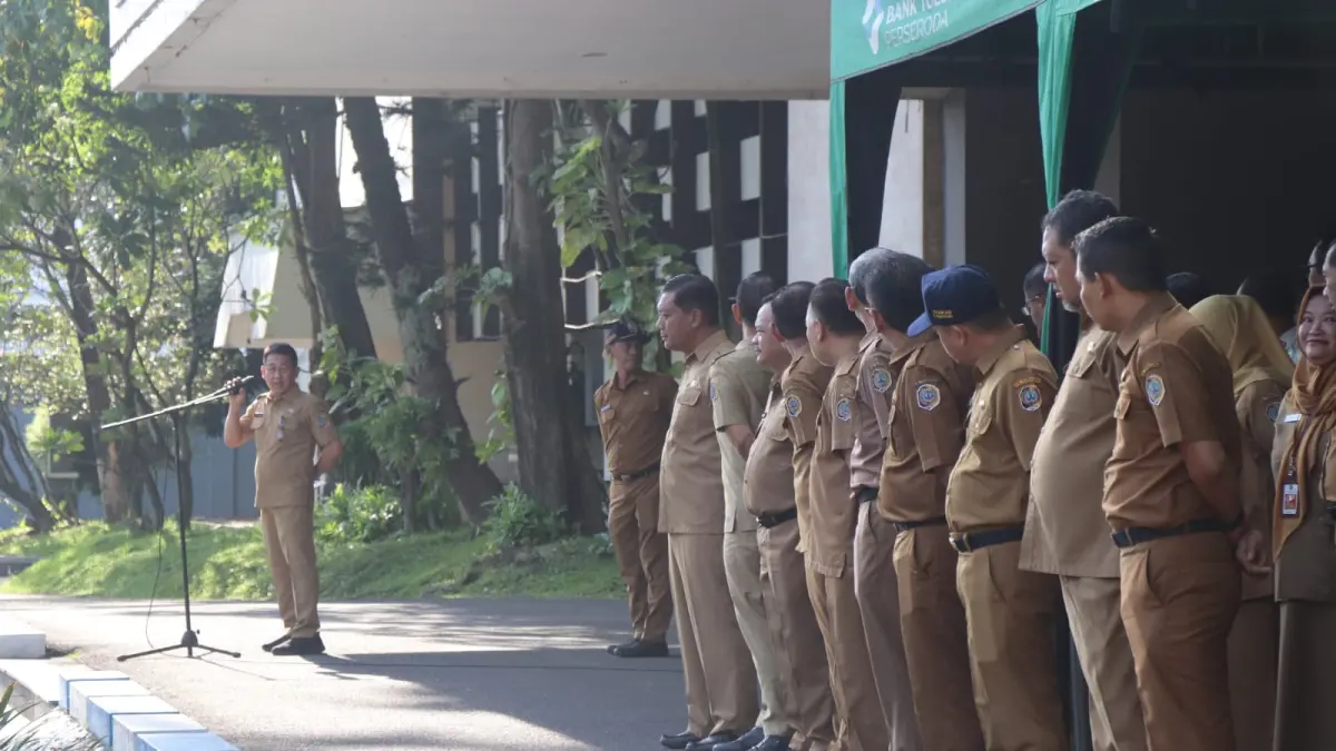 Suasana apel ASN di halaman kantor Pemkab Tulungagung pada Senin (13/4). Aktivitas kedinasan mulai berangsur normal (SANDY YUWANA/RADAR TULUNGAGUNG)