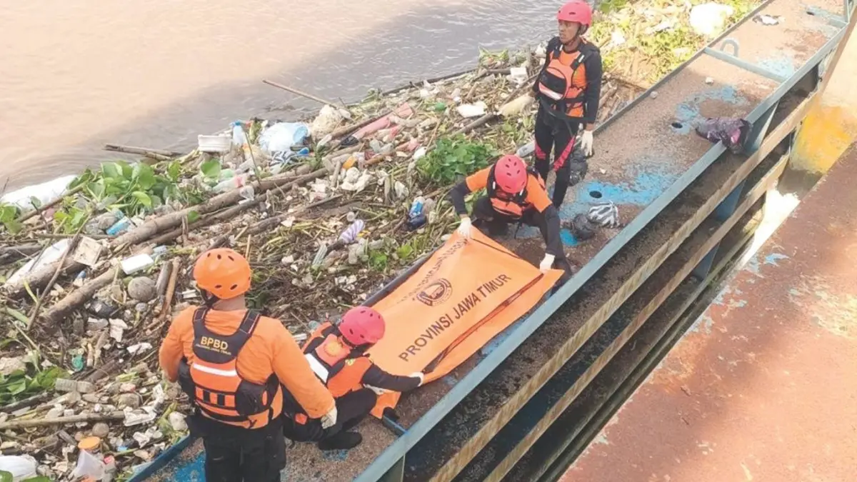 Tim SAR mengevakuasi jasad PCA yang ditemukan tak bernyawa di Bendung Gerak Turi, Kecamatan Gampengrejo, Kabupaten Kediri pada Sabtu (11/4/2026).(SAR SURABAYA UNTUK RADAR TULUNGAGUNG)