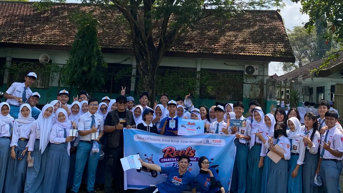 Kemeriahan foto bareng usai acara Reels Creative Challenge with Fazio di SMAN 1 Boyolangu pada Selasa(14/4).(Devrat/Radar Tulungagung)