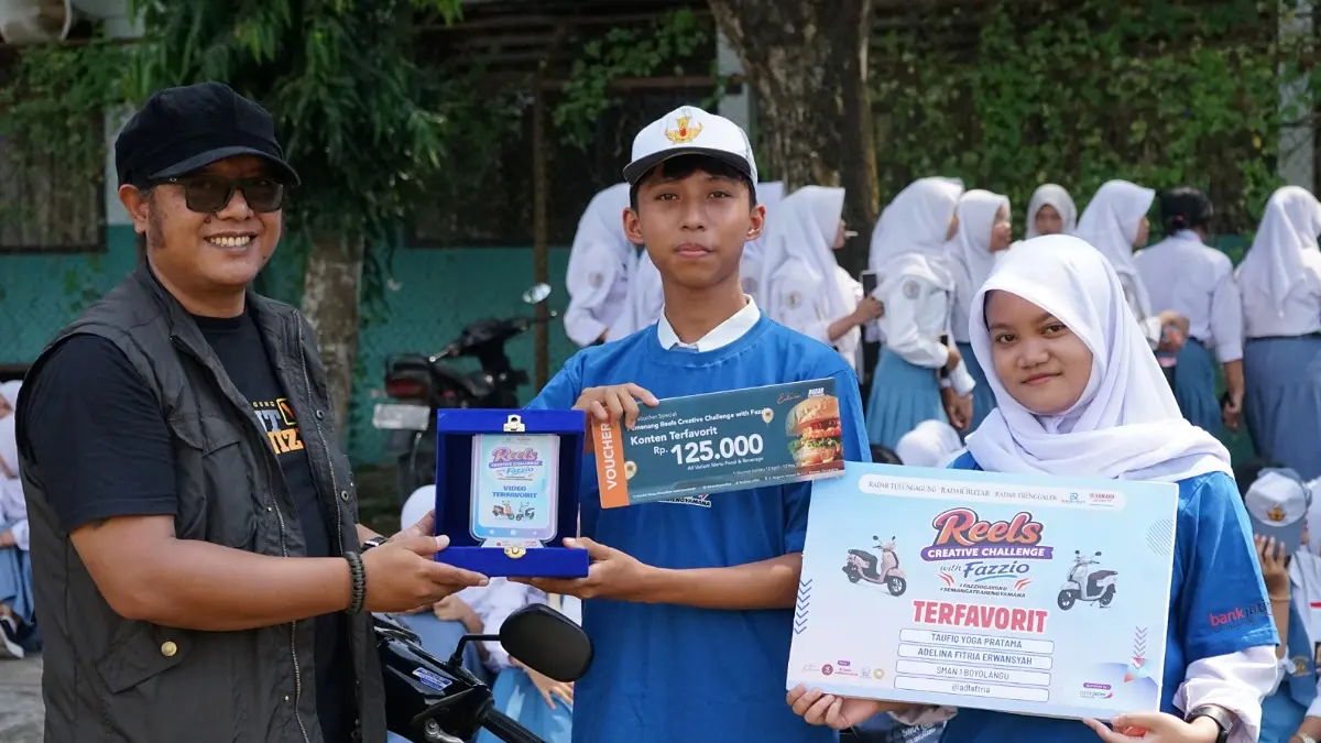Manajer Event Radar Tulungagung, Yos Ahadre menyerahkan simbolis hadiah juara favorit lomba Reels Creative Challenge with Fazio ke Taufiq Yoga Pratama dan Adelina Fitria Erwansyah dari SMAN 1 Boyolangu.(Devrat/Radar Tulungagung)