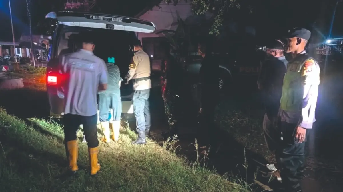 Tim medis mengevakuasi jasad S di Sungai Kaliboto, Desa Padangan, Kecamatan Ngantru, Tulungagung, pada Senin (13/4/2026) dini hari.