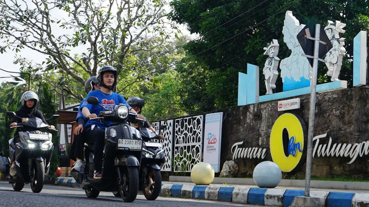 Yamaha Fazio dan Aerox tampak elegan dan tangguh saat dipakai di Jalanan Kabupaten Tulungagung.(Devrat/Radar Tulungagung)