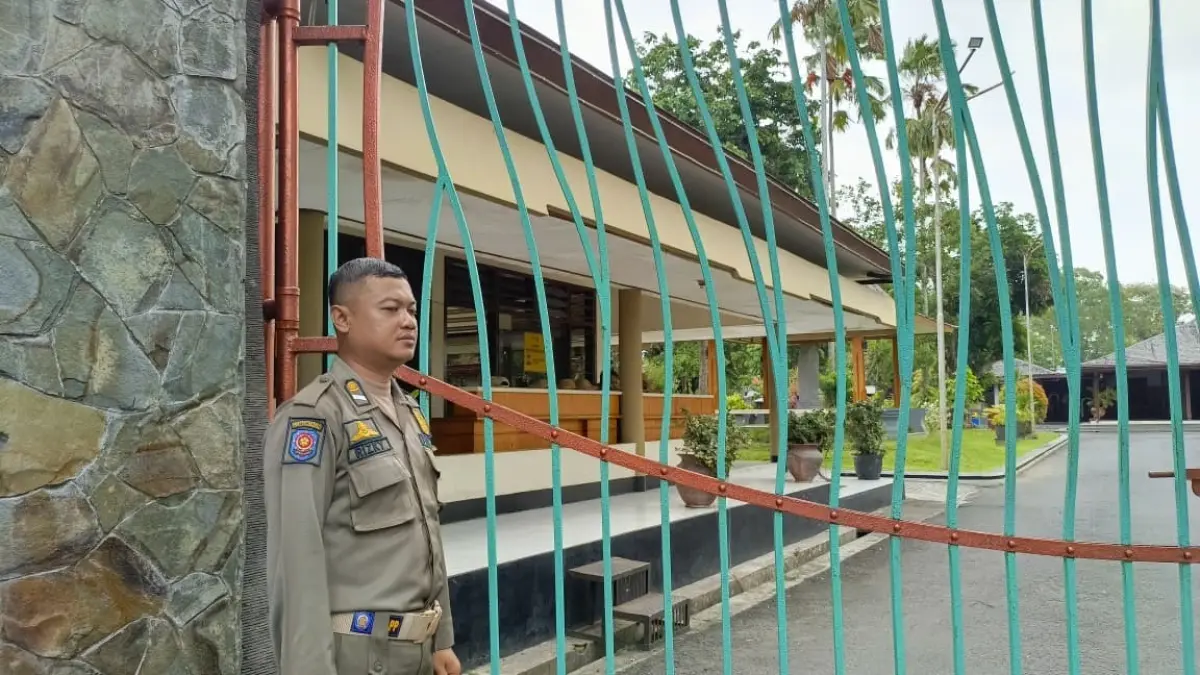Gerbang barat Pendapa Kongas Arum Kusumaning Bangsa yang selama sepasar ini tetap steril pasca OTT KPK yang mengamankan Bupati Tulungagung Gatut Sunu Wibowo.(RAHIIQ AL BACHRI/RADAR TULUNGAGUNG)