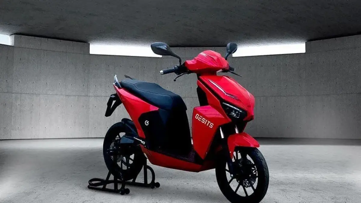 Gesits G1 hadir dengan jarak tempuh hingga 100 km, baterai lithium 72V, dan tenaga 5000 watt. Simak spesifikasi lengkap motor listrik ini.