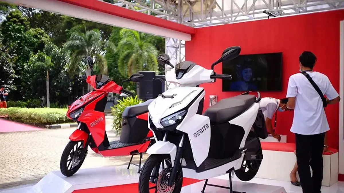 Gesits motor listrik Indonesia hadir dengan tenaga 5.000 watt, jarak 100 km, dan fitur modern. Layak dibeli atau hanya gimmick? Simak ulasannya.