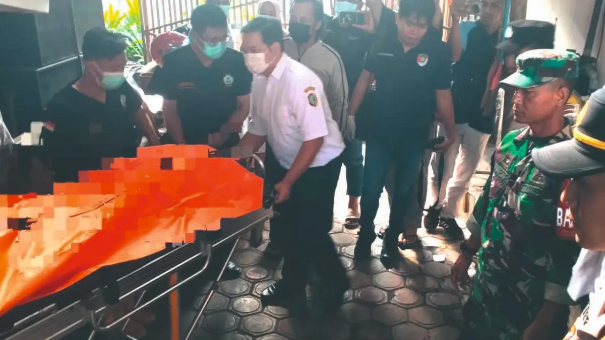 Polisi mengevakuasi jasad S, warga Desa Gedangsewu, Kecamatan Boyolangu, Tulungagung, ditemukan tak bernyawa di 
dalam rumah pada Rabu (15/4) pagi.(HUMAS POLRES TULUNGAGUNG UNTUK RADAR TULUNGAGUNG)