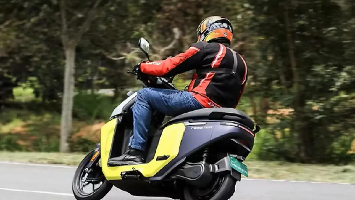 TVS Orbiter motor listrik murah Rp15-18 jutaan hadir dengan fitur modern dan desain simpel, cocok untuk mobilitas harian di kota.