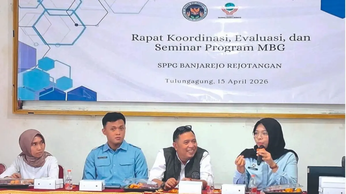 BGN Tulungagung melakukan sosialiasi di SPPG Banjarejo, Kecamatan Rejotangan, mengenai keamanan menu, kemarin (15/4/2026).(RANGGA/RADAR TULUNGAGUNG)