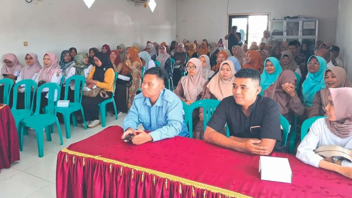 BGN Tulungagung melakukan sosialiasi di SPPG Banjarejo, Kecamatan Rejotangan, mengenai keamanan menu, kemarin (15/4/2026).(RANGGA/RADAR TULUNGAGUNG)