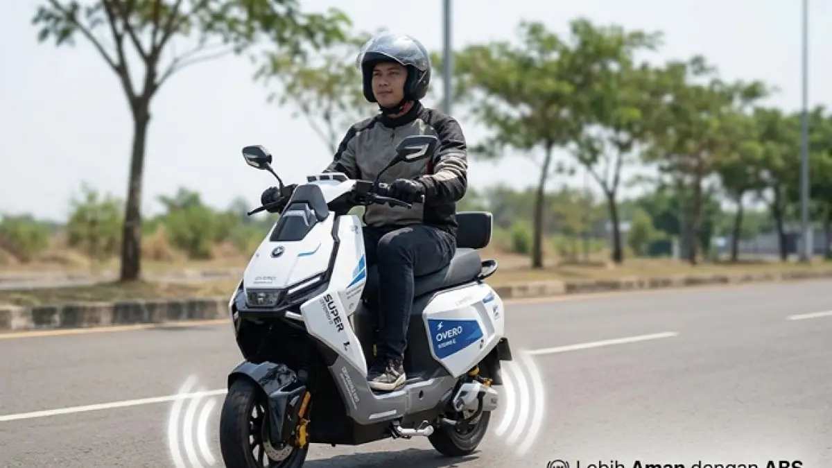 Overo Stero 5 L diuji saat hujan, tetap stabil dan aman. Sepeda listrik 130 km ini tangguh di segala medan. Ilustrasi Gemini AI
