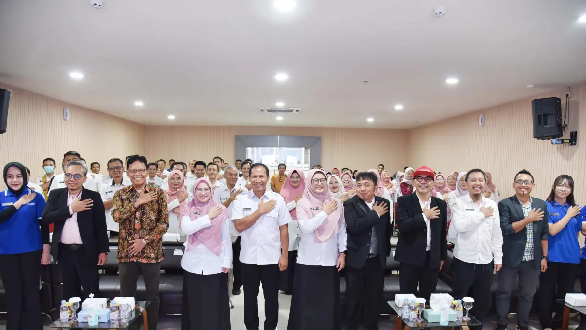 Plt Bupati Tulungagung berfoto bersama jajaran direksi RSUD dr Iskak dan para peserta pelatihan.