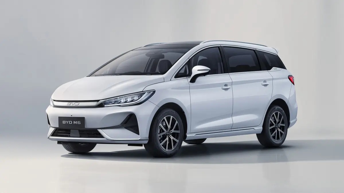 Plus minus BYD M6 setelah dipakai seminggu, pajak mobil listrik nol rupiah, tapi suspensi, rem, dan layar jadi catatan penting.