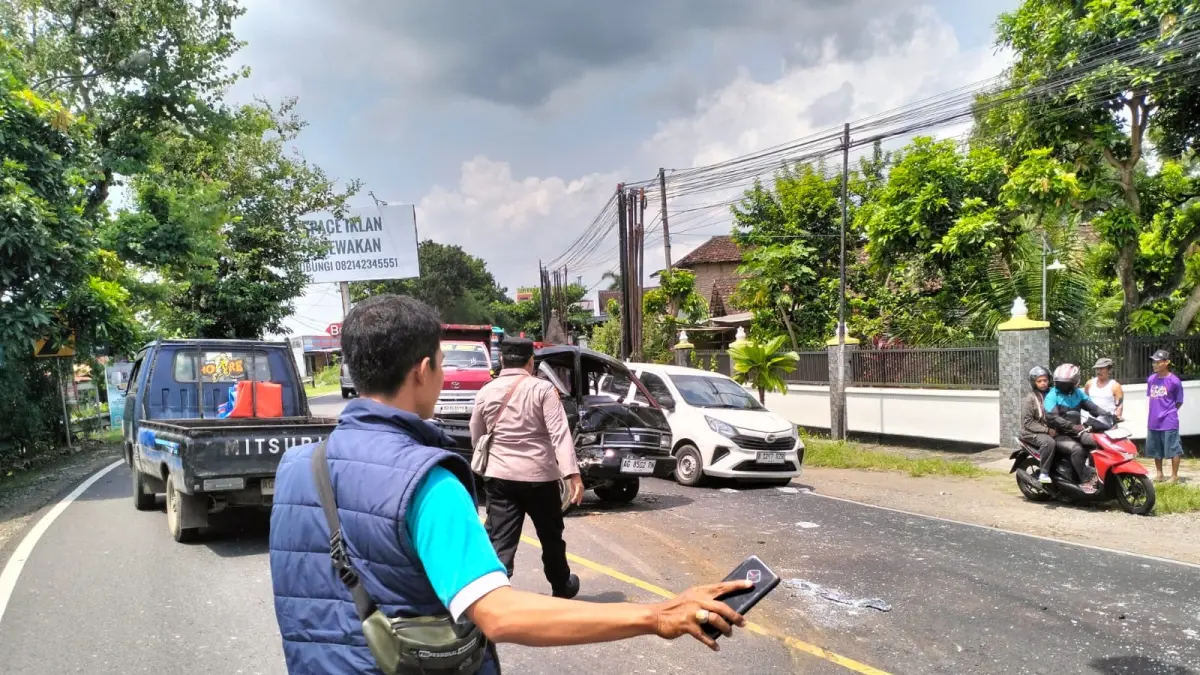 Polisi melakukan olah TKP di lokasi kecelakaan antara pikap dan dump truk di Desa Jarakan, Kecamatan Gondang, Tulungagung, kemarin.(HUMAS POLRES TULUNGAGUNG UNTUK RADAR TULUNGAGUNG)