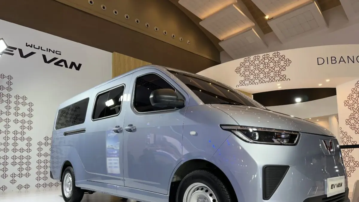 Wuling EV Van kini diproduksi di Indonesia, hadir dengan jarak tempuh 400 km dan siap jadi andalan kendaraan listrik bisnis.