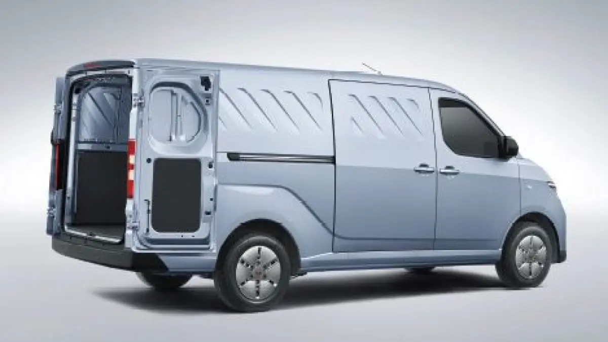 Wuling Mitra EV minibus hadir dengan jarak tempuh 400 km, muat 8 penumpang, dan cocok untuk usaha dengan harga kompetitif.