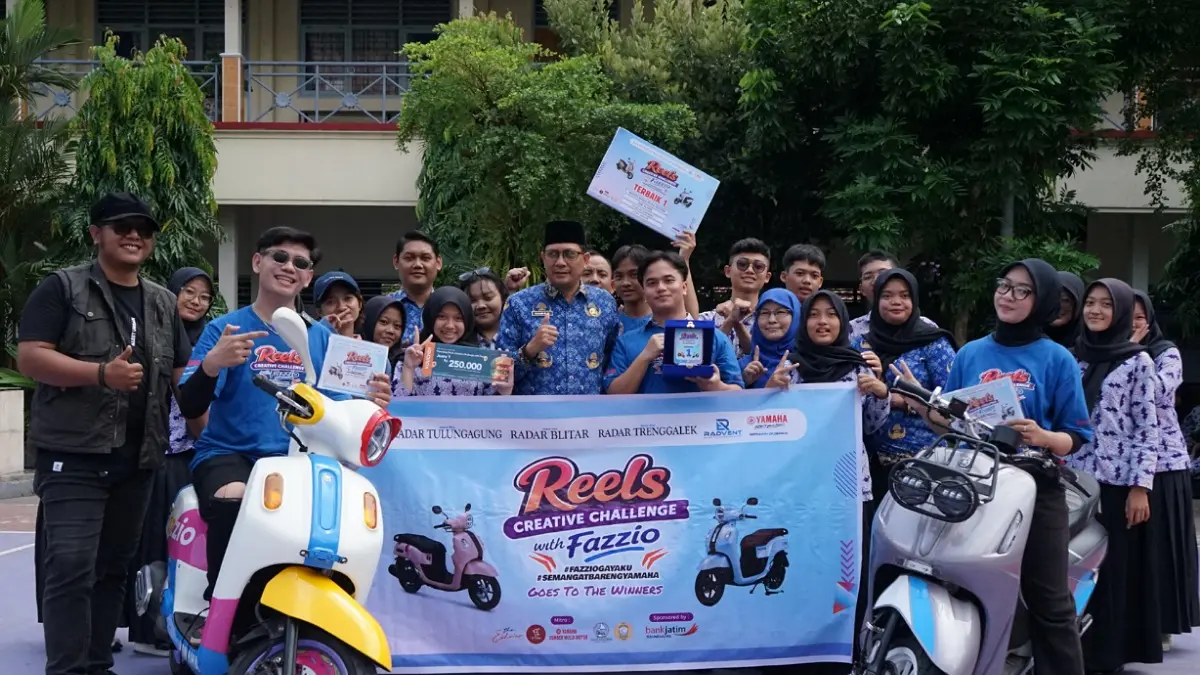 Kepala SMAN 1 Kedungwaru, Khabib Soleh foto bersama pemenang.