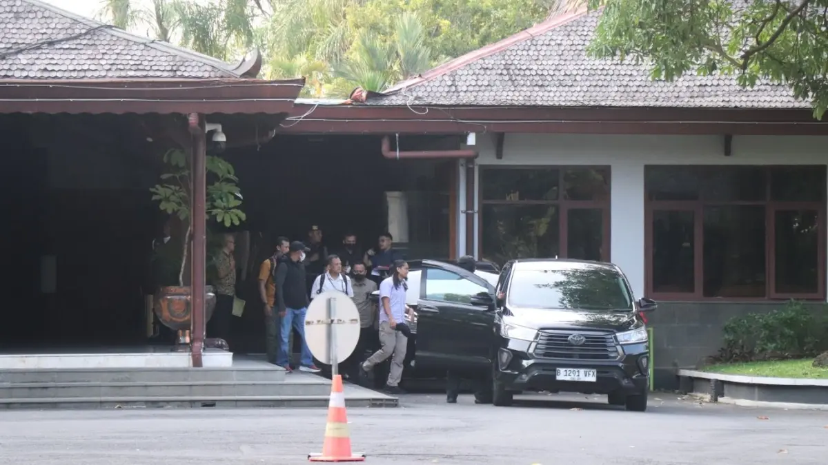 Rombongan tim KPK meninggalkan area Pendapa Kongas Arum Kusumaning Bangsa sekitar pukul 17.00 usai melakukan penggeledahan dan pemeriksaan lanjutan.(SANDY YUWANA/RADAR TULUNGAGUNG)