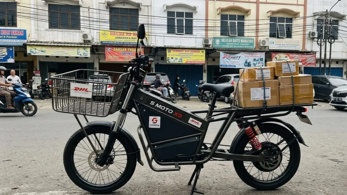 Motor listrik kurir S Moto X9 hadir dengan torsi 125 Nm, jarak 120 km, dan desain angkut barang. Cocok untuk logistik modern!
