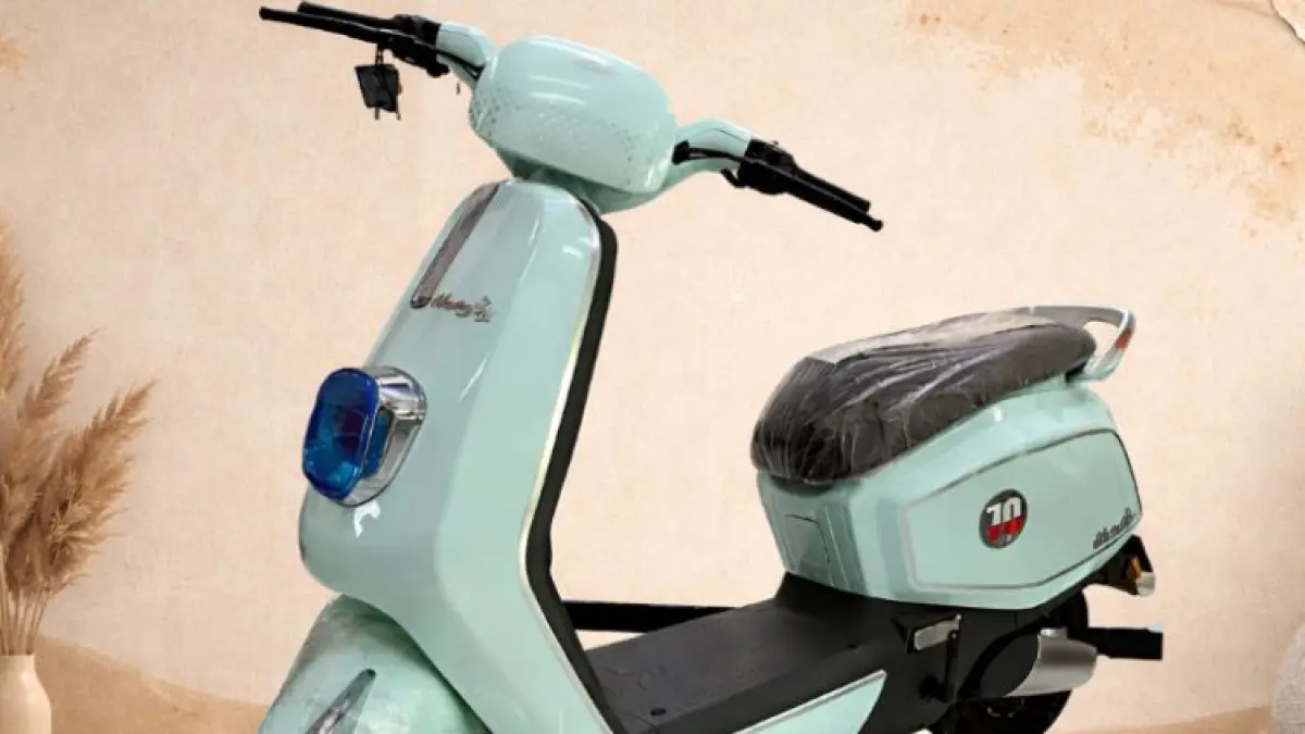Review jujur sepeda listrik Uwinfly T70 desain ala Vespa! Dilengkapi fitur cruise control, NFC, dan baterai lithium irit. Simak kelebihan & kekurangannya. (screenshot instagram)