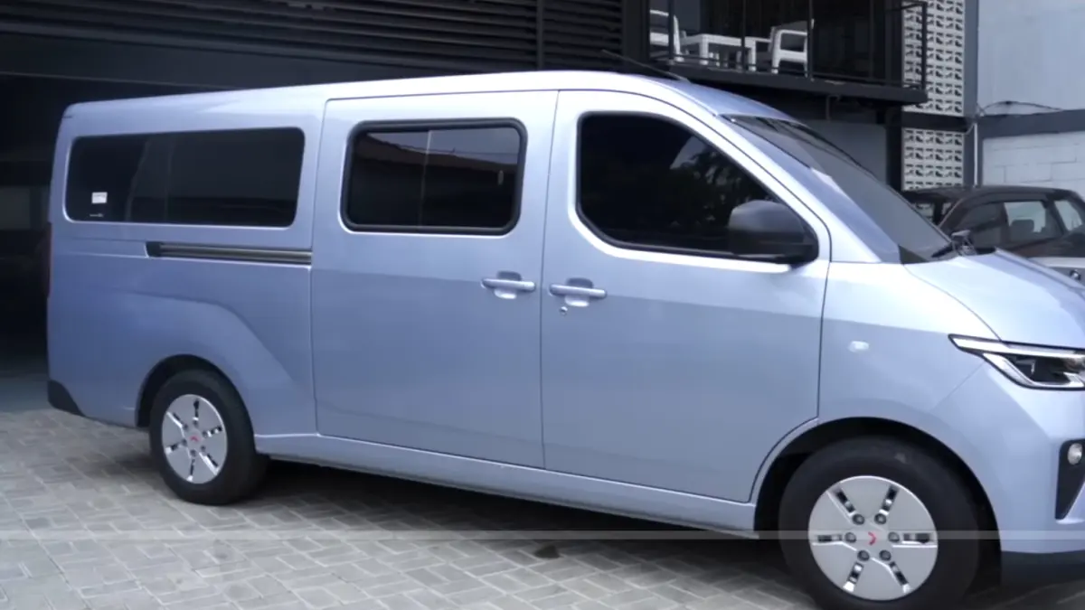 Wuling Mitra EV 2025 hadir sebagai mobil niaga listrik futuristik dengan jarak tempuh 400 km, cocok untuk usaha dalam kota. (screenshot youtube)