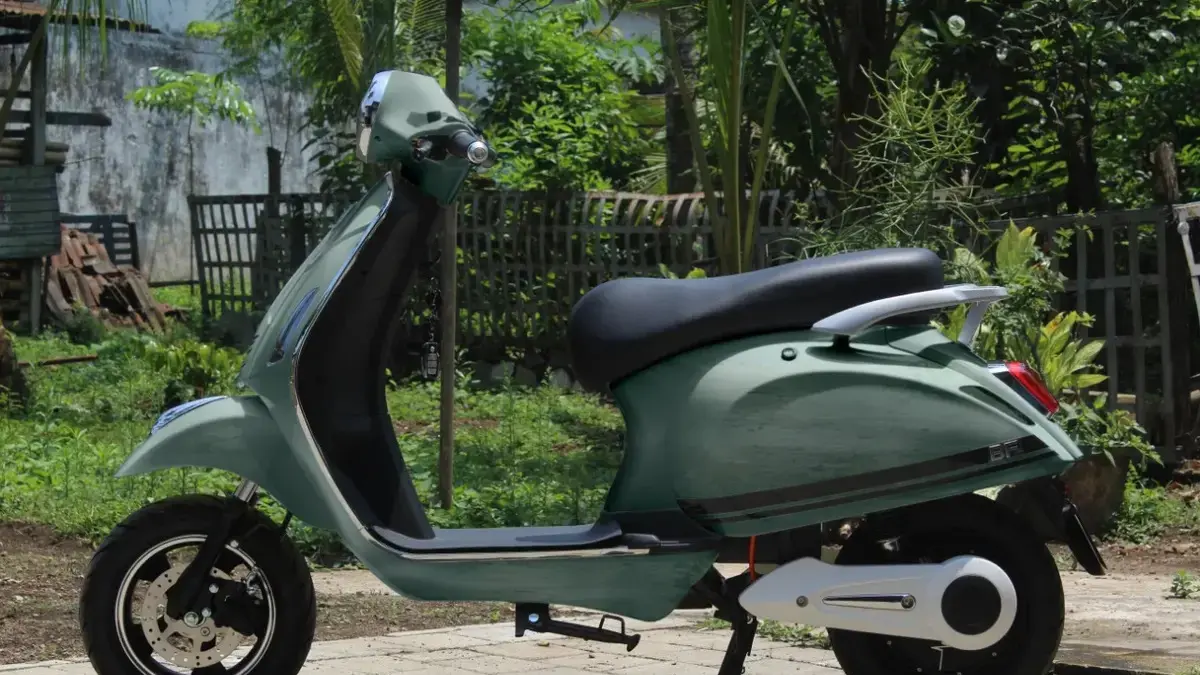 2 motor listrik mirip Vespa dengan fitur modern, baterai swap dan jarak tempuh 60 km, cocok untuk mobilitas perkotaan.