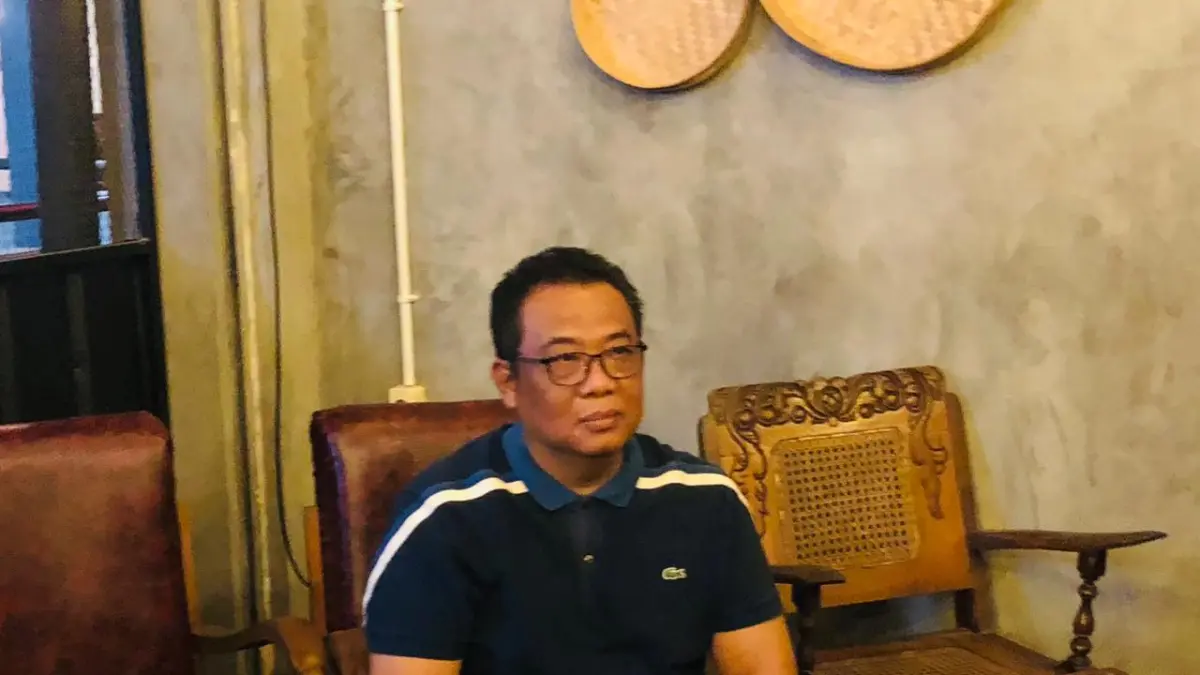 Jatmiko Dwijo Saputro, adik Bupati Tulungagung nonaktif Gatut Sunu Wibowo, saat ditemui di sebuah kafe di Kota Blitar pada Sabtu (18/4/2026) malam.(CB TANDOYO/RADAR BLITAR)