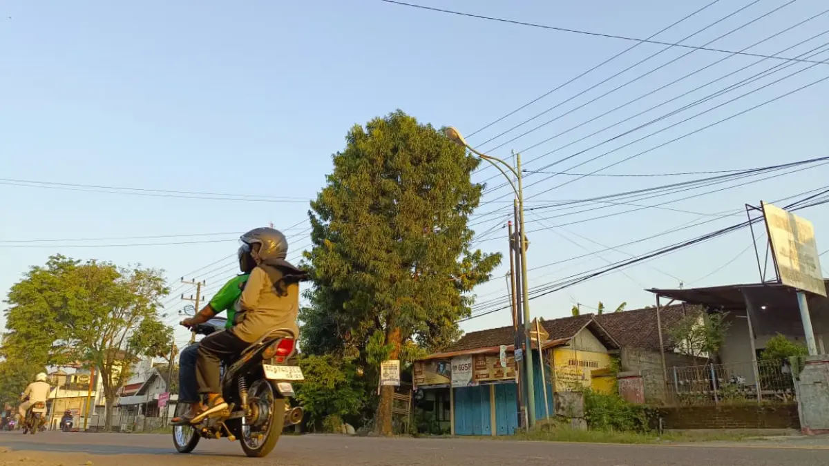 Salah satu PJU yang terpasang di pinggir jalan kabupaten di Tulungagung. Wilayah pinggiran masih membutuhkan tambahan.(RAHIIQ AL BACHRI/RADAR TULUNGAGUNG)