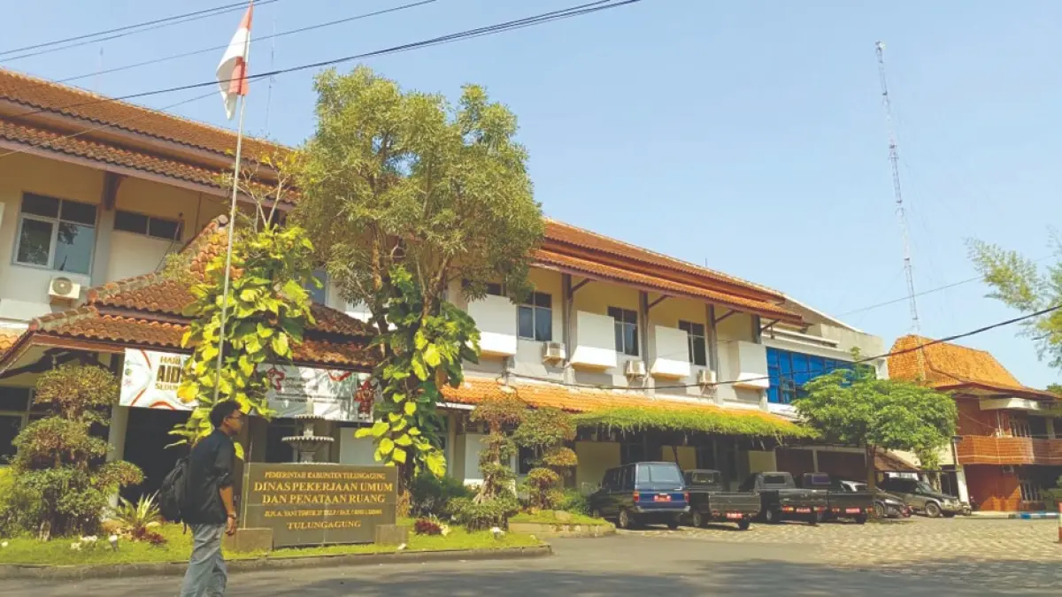 Suasana kantor Dinas PUPR Tulungagung yang terlihat sepi saat penggeledahan KPK berlangsung.(RAHIIQ AL BACHRI/RADAR TULUNGAGUNG)