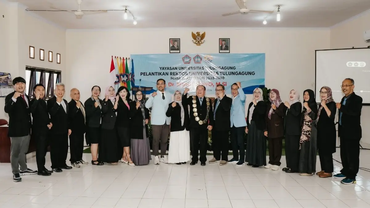Foto bersama usai pelantikan rektor baru Universitas Tulungagung masa bakti 2026–2030, Dr. Muharsono, M.Si, pada Jumat (18/4/2026).