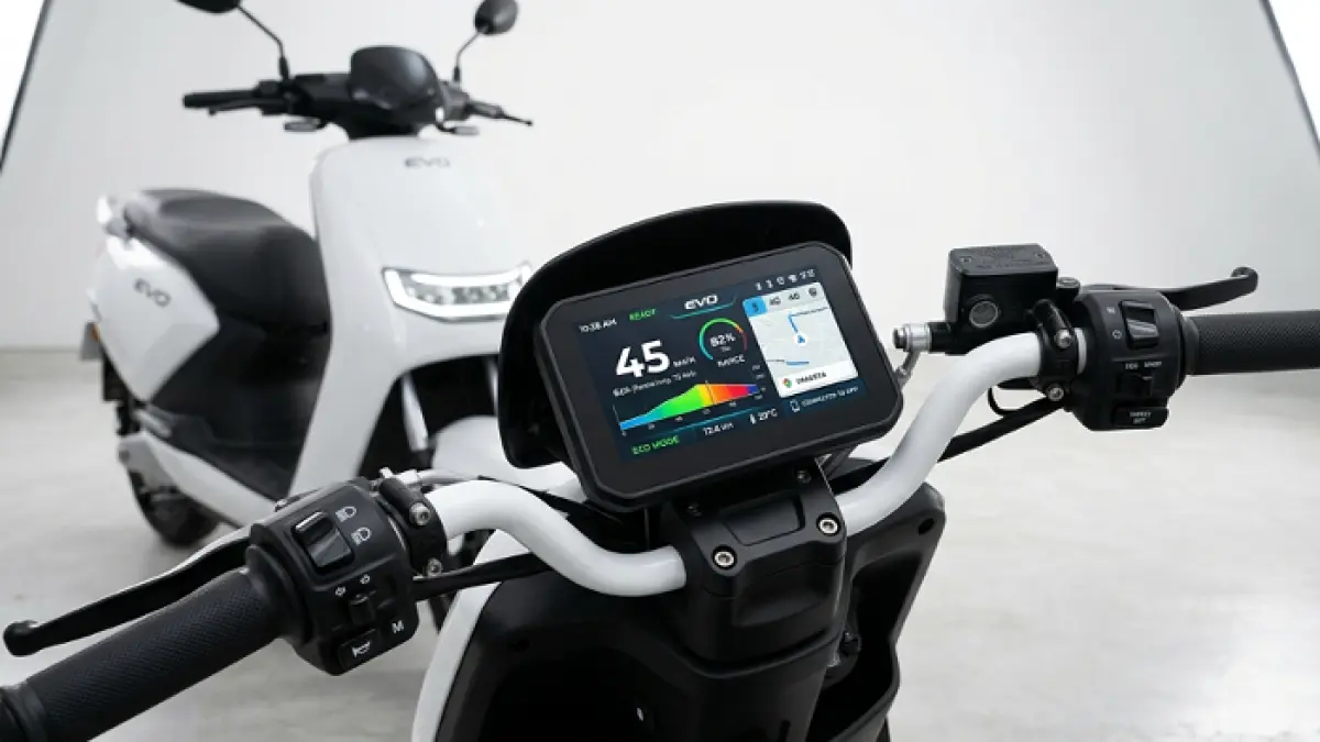 Perbandingan NMAX Neo vs Uwinfly M100, motor listrik Rp7 jutaan vs skutik premium, mana lebih unggul? Ilustrasi Gemini AI