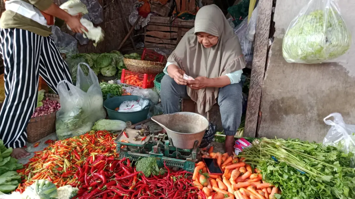 Sejumlah komoditas bumbu dapur seperti cabai rawit dan bawang merah masih mengalami fluktuasi harga, Minggu (19/4/2026).(RAHIIQ AL BACHRI/RADAR TULUNGAGUNG)