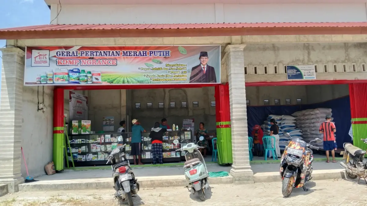 Gerai pertanian KDMP Desa Ngrance, Kecamatan Pakel, Tulunaggung, yang masih memanfaatkan lokasi lama untuk melayani kebutuhan para petani.(RAHIIQ AL BACHRI/RADAR TULUNGAGUNG)