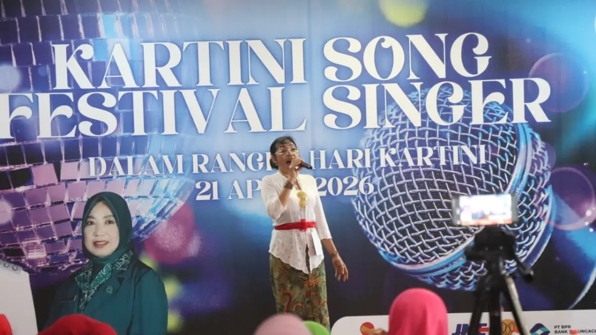 Seorang peserta lomba menyanyi lansia dalam memperingati Hari Kartini saat tampil di hadapan penonton dan dewan juri, kemarin (21/4/2026).(SANDY YUWANA/RADAR TULUNGAGUNG)
